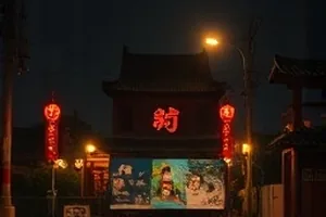 《回声频率》科幻剧封面，声波纹路与金属墙面
